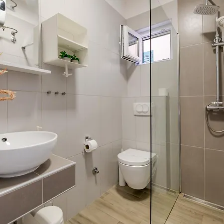 Charming Renovated Next To The Sea